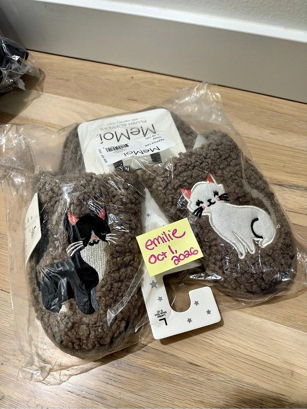 MeMoi More Kittens Meow Hard Bottom Plush Slippers Taupe US 9-10